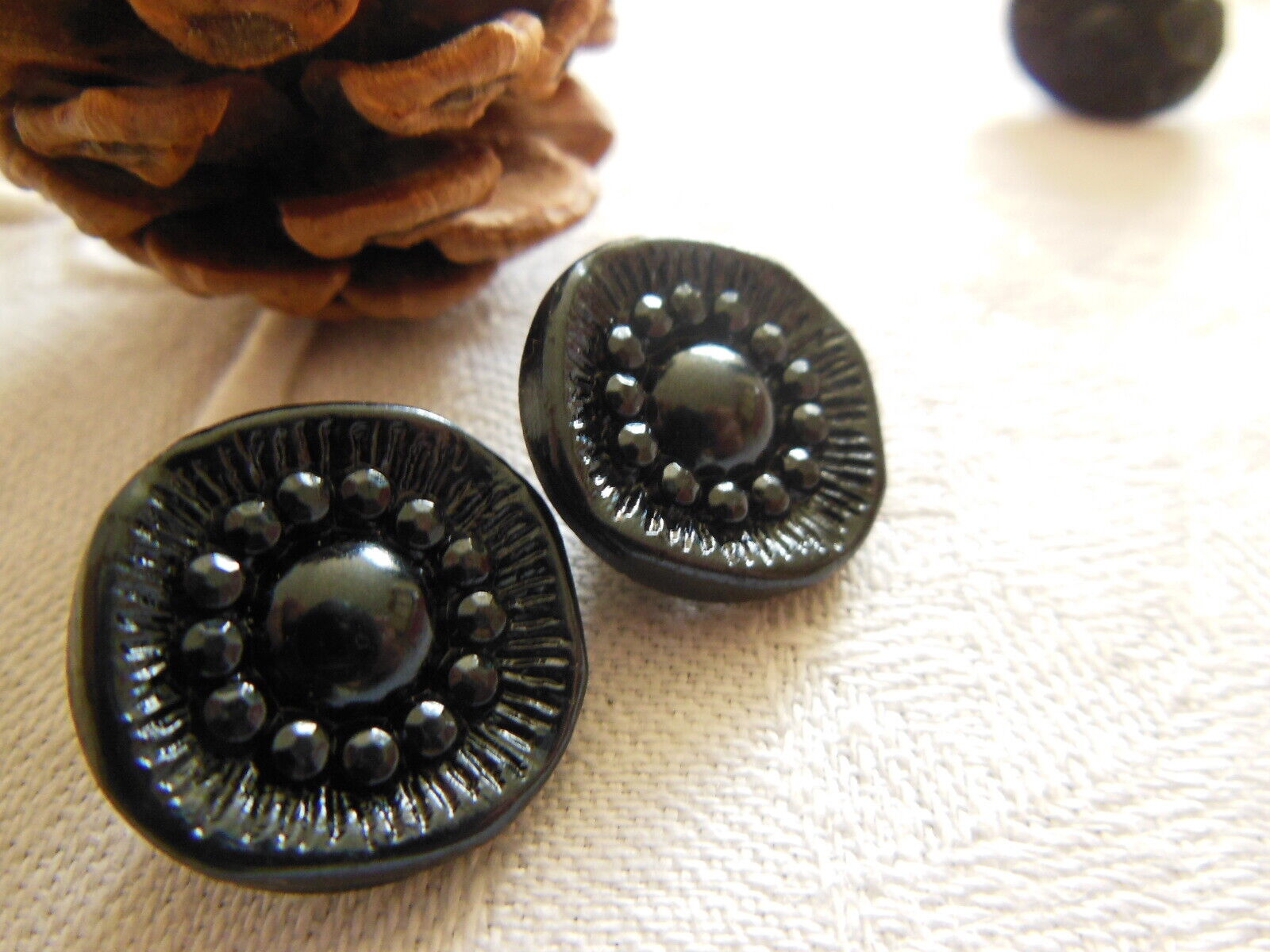 Duo boutons anciens en verre effet hématite gris foncé à pied 1,7 cm  D12T