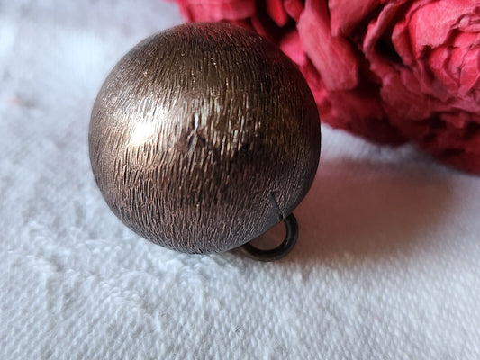 Bouton vintage en métal  bombé grelot gros sphere 2,1 cm  ref 2902