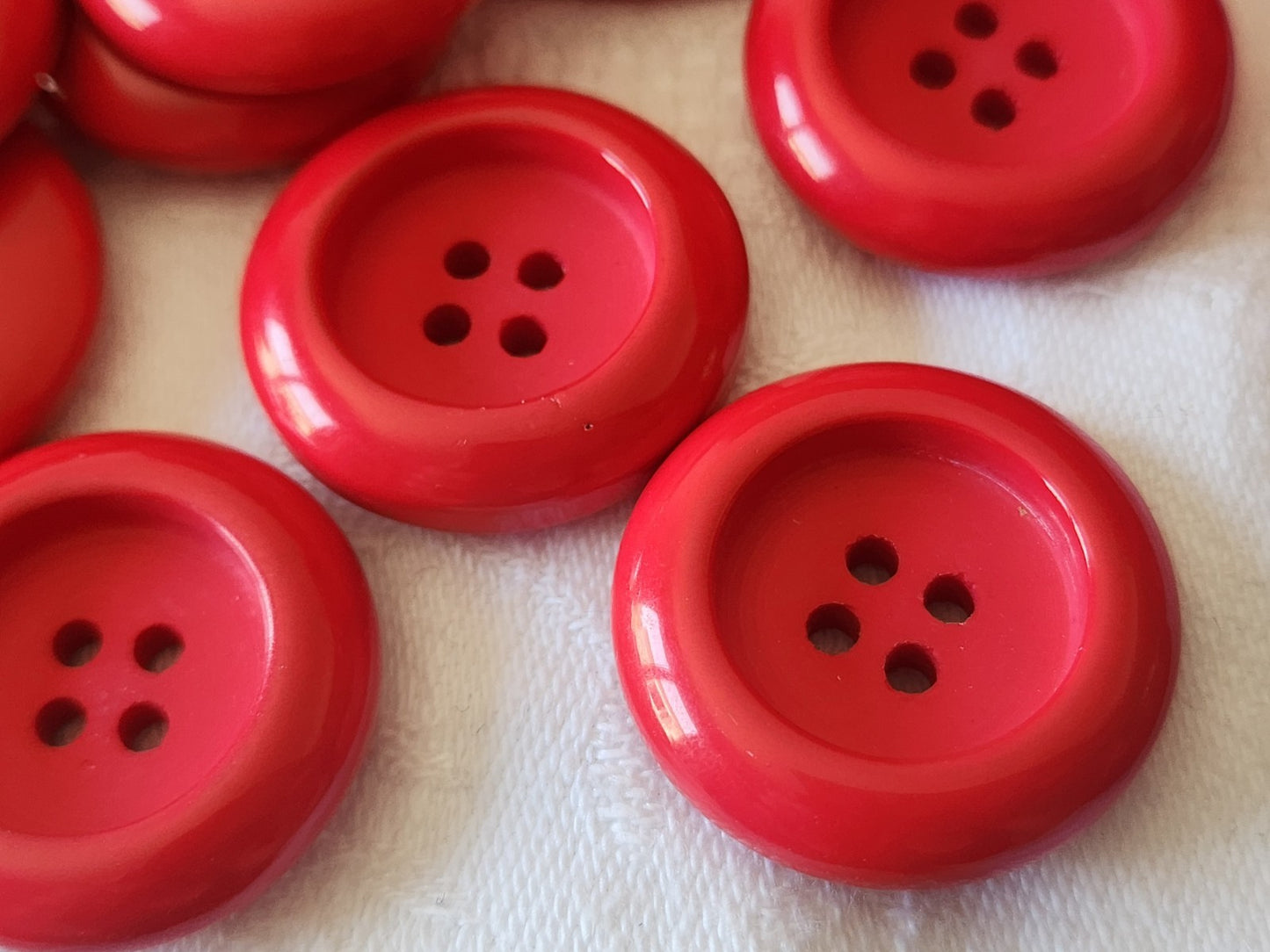 Lot 6 gros boutons vintage rouge épais à trous 2,5 cm ref 6103