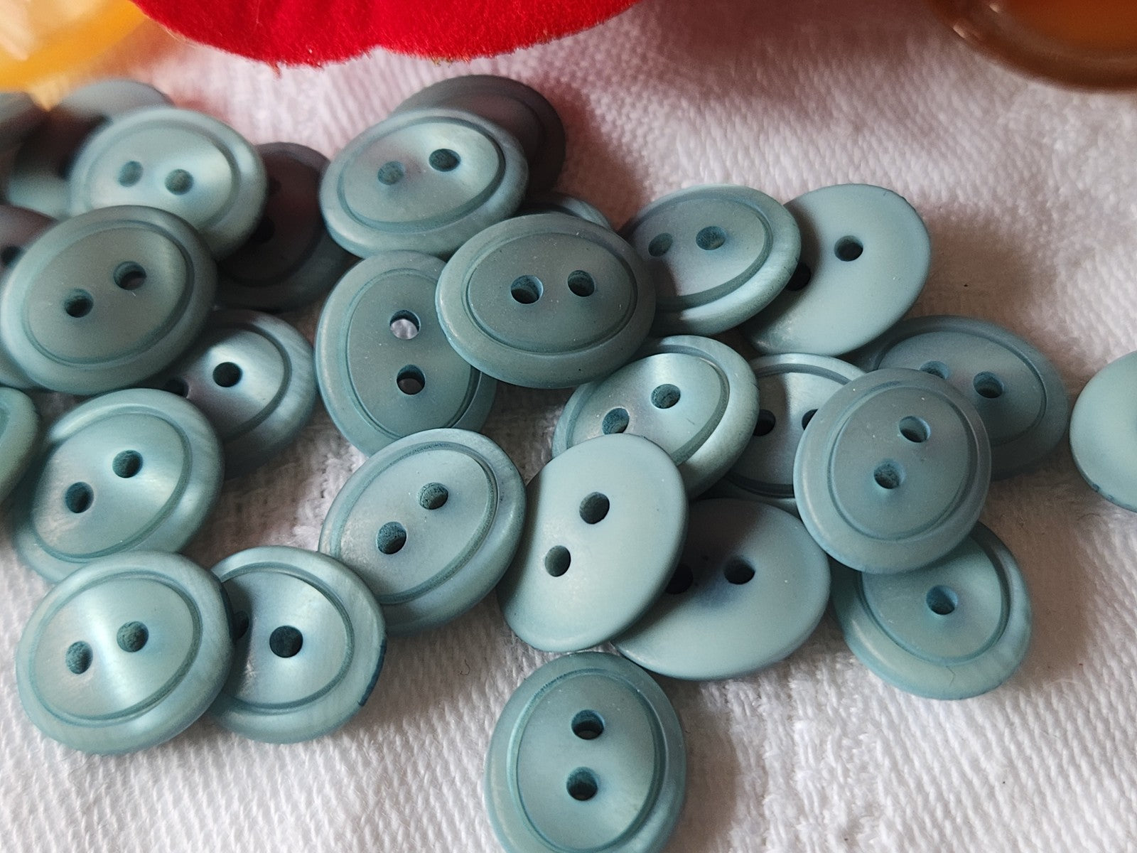 Lot 32 petits boutons vintage bleu ovale à trous  1 cm sur 1,2 cm ref 3573