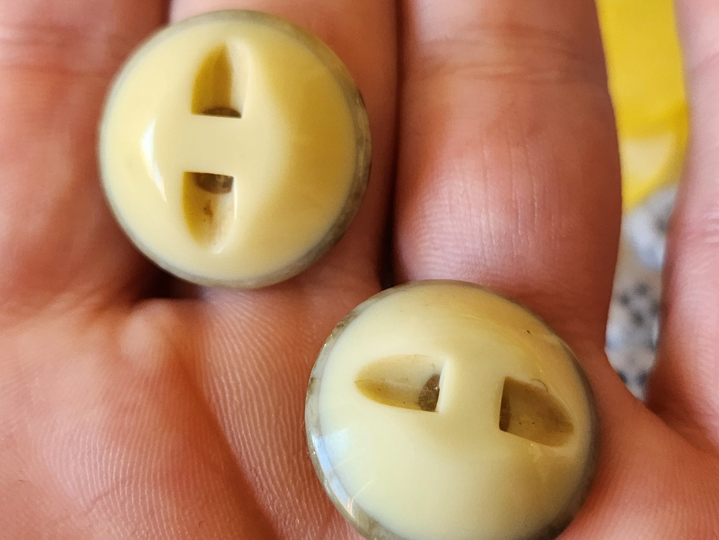 Duo boutons vintage paillette doré inclusion pied 2,2 cm D8D