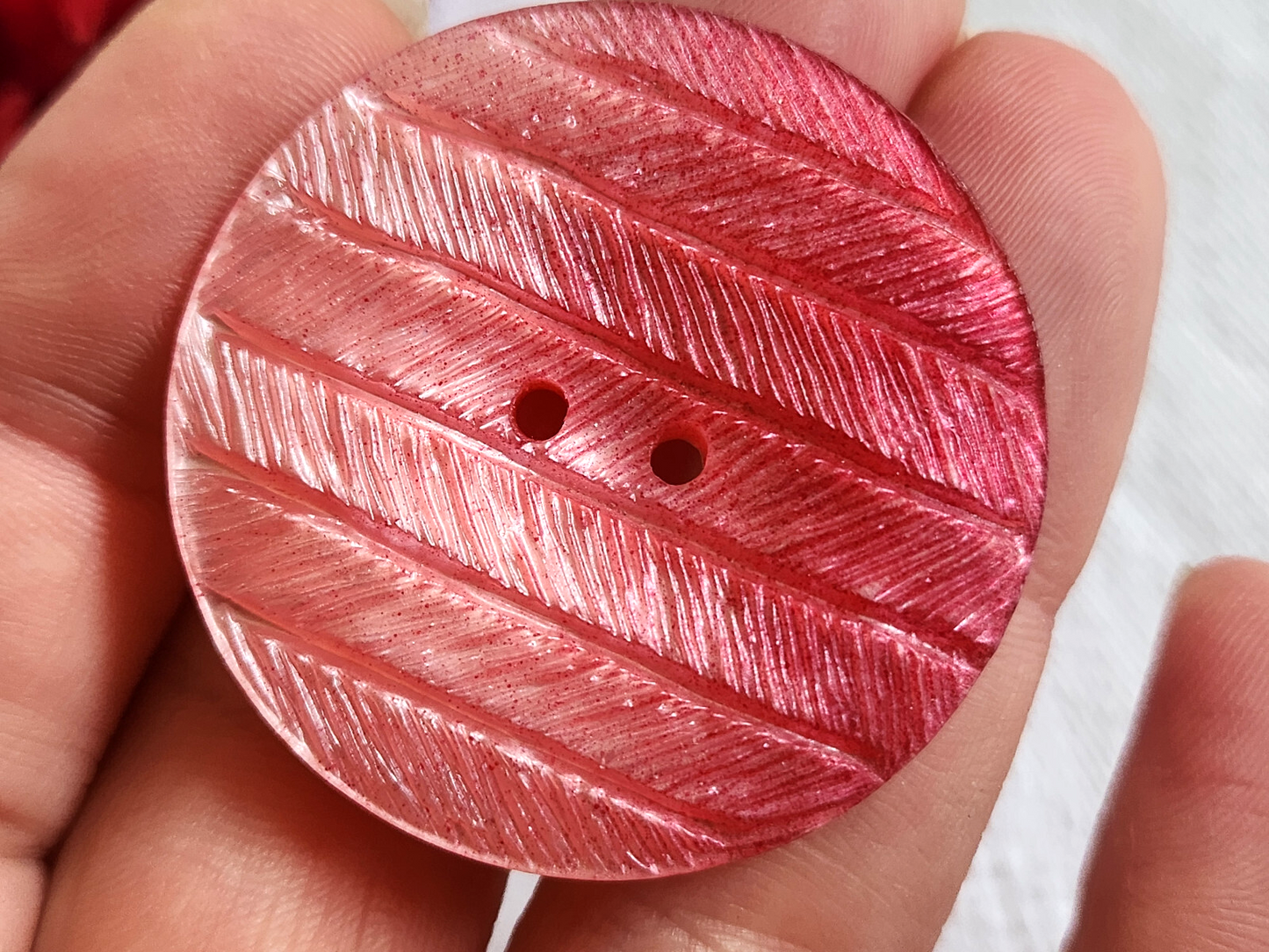Gros  bouton vintage rose texturé teinte estompée 4 cm ou 40 mm XXL  G17G