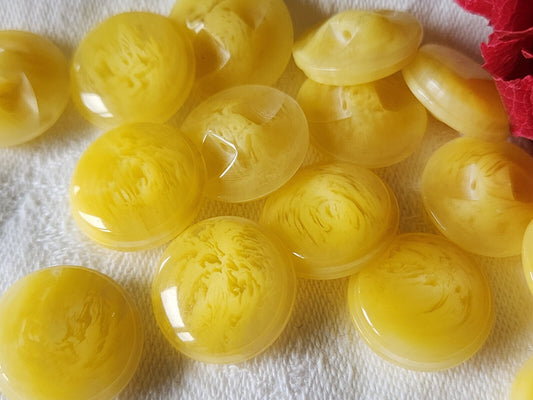 Lot 12 boutons vintage jaune  veiné  pied transparent diamètre 1,7 cm ref 898