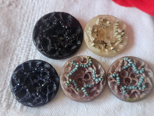 Collection lot 5 boutons vintage résine avec perle 2,1 à 2,4 cm ref 1504