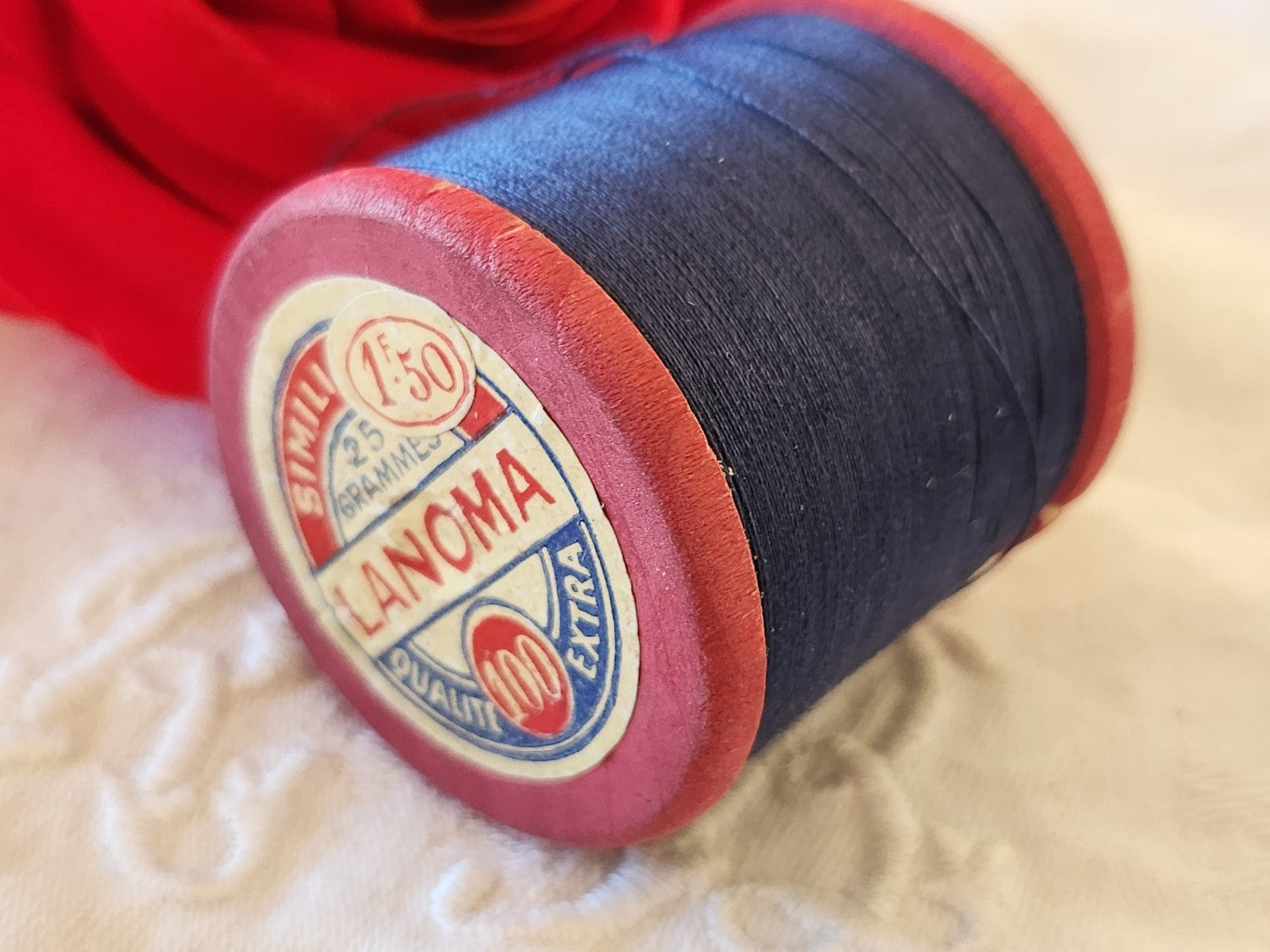 Boine ancienne en bois rouge fil bleu LANOMA 25 grammes simili