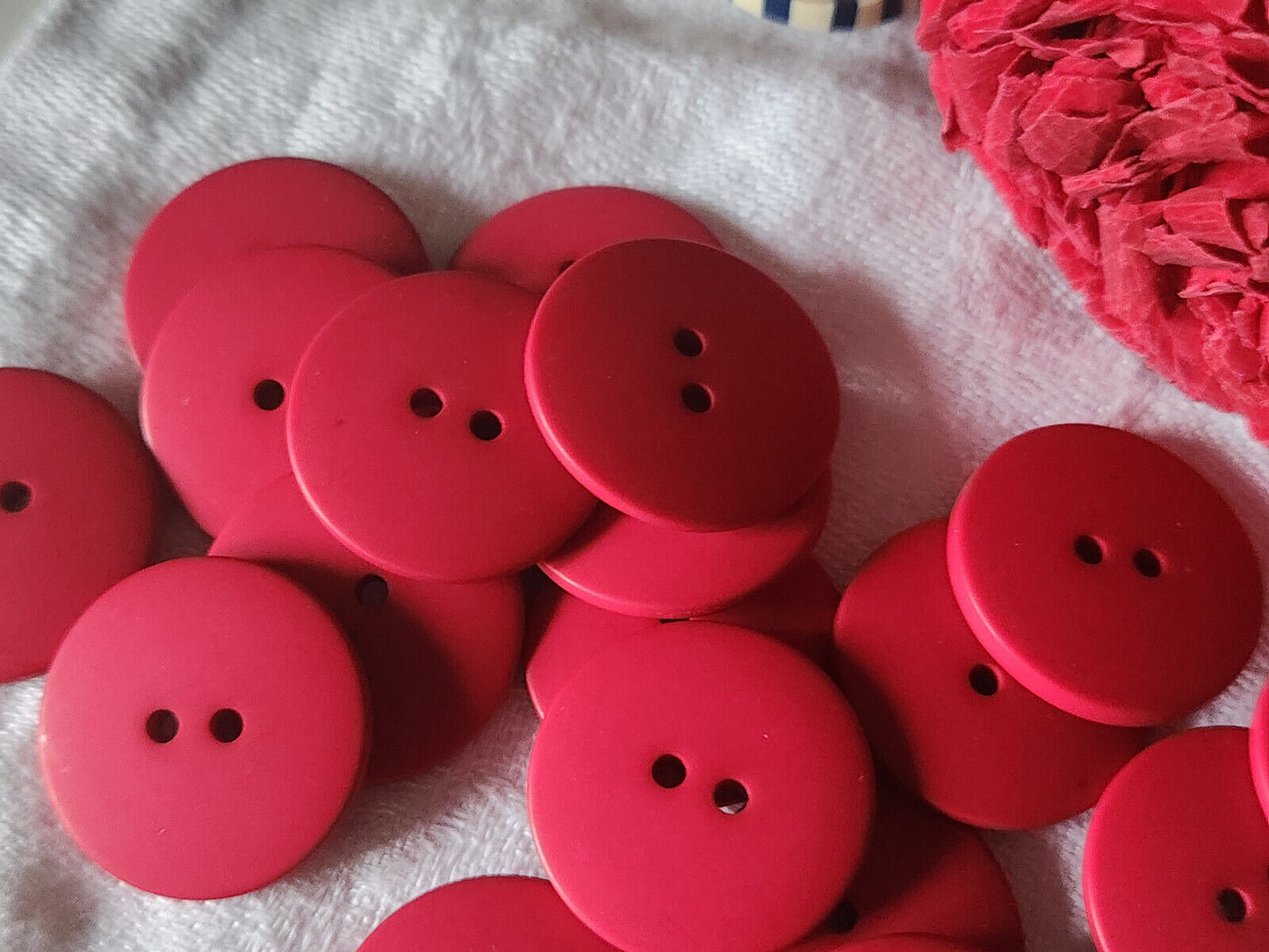 Lot 15 boutons vintage rouge mat trous classique 2,3 cm ref 5081