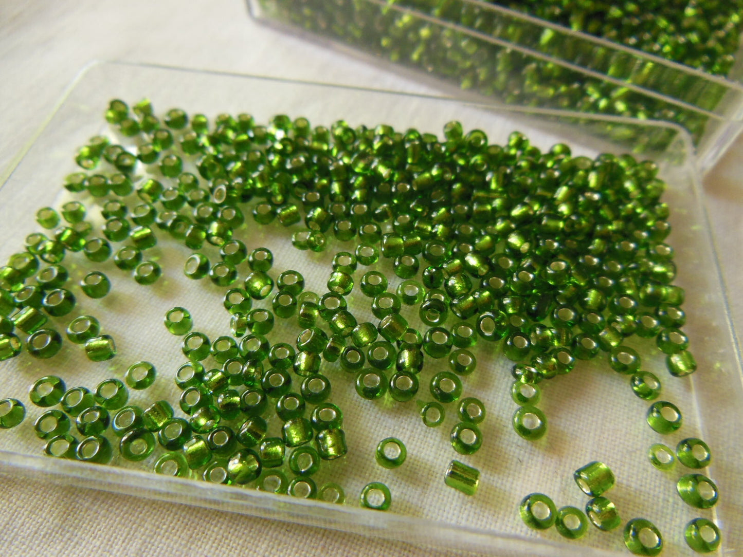 Lot environ 20  grammes de perles de rocaille vert lumineux n°1