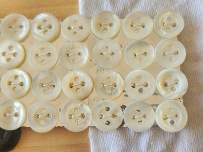 Plaque lot 36 boutons anciens en nacre blanc trous 1 cm corsage mini N°3