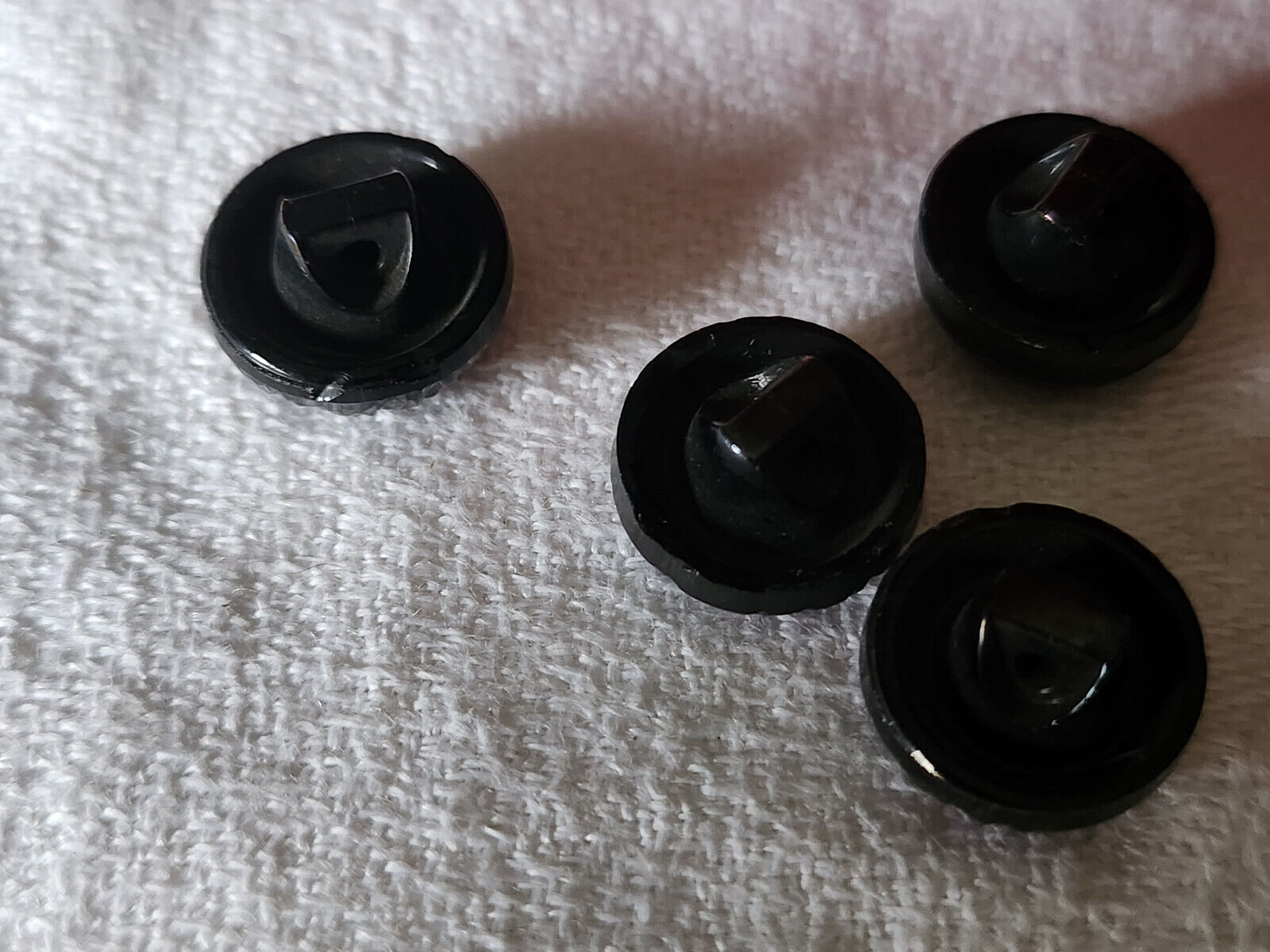 Lot 4 petits boutons anciens en verre noir mordoré à pied 1,3 cm D15A