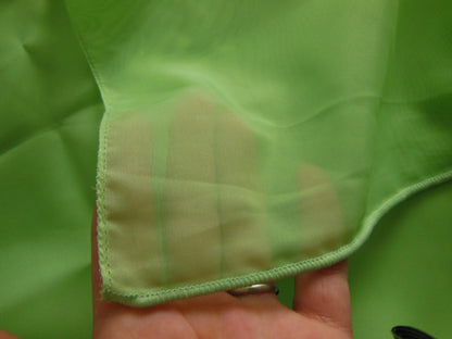 Coupon tissu pétillant  voilage vert bas plombé 78 cm sur 97 cm B3