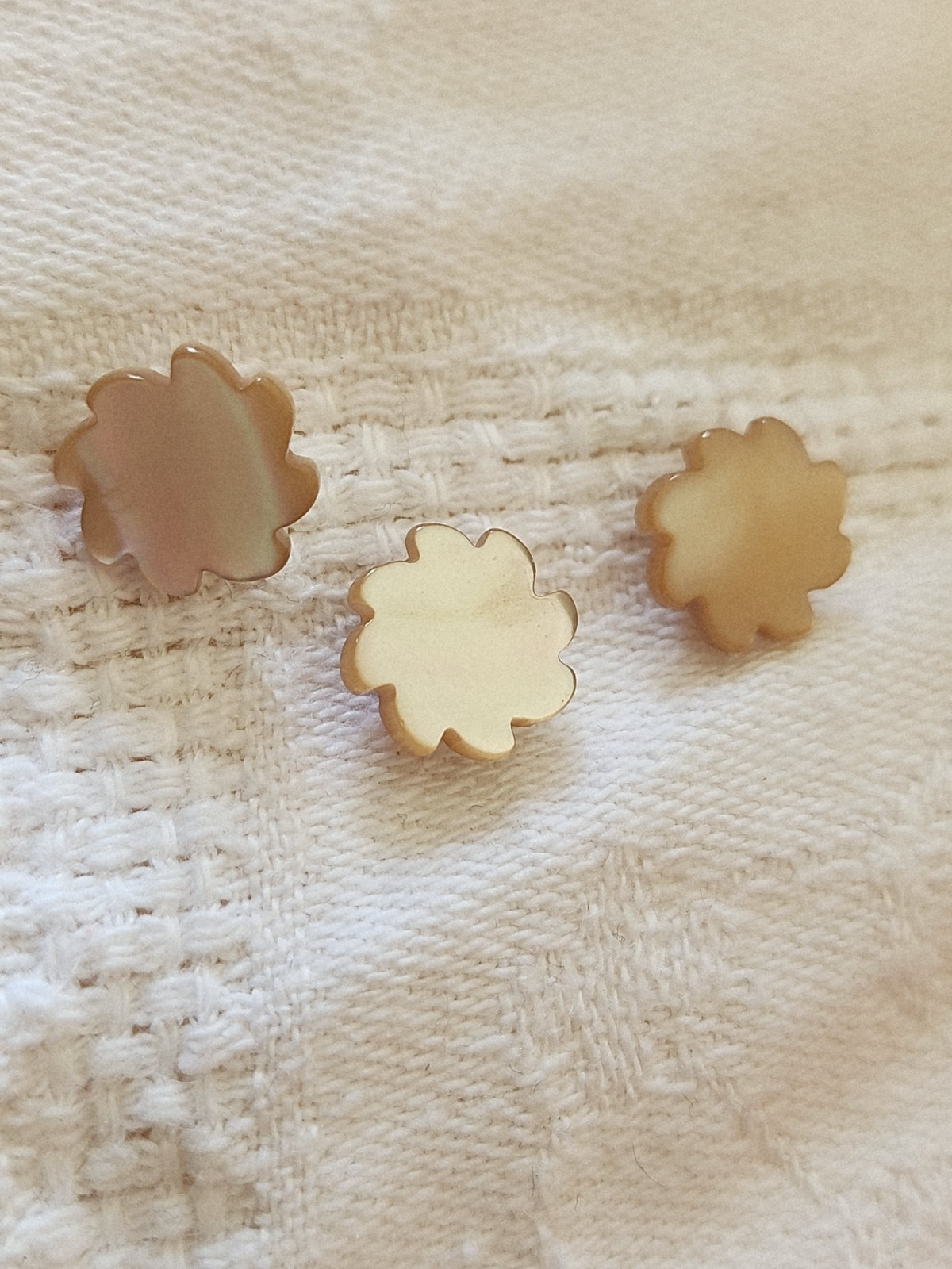 Trio boutons anciens en nacre travaillé marron trés clair 1,1 cm G2A