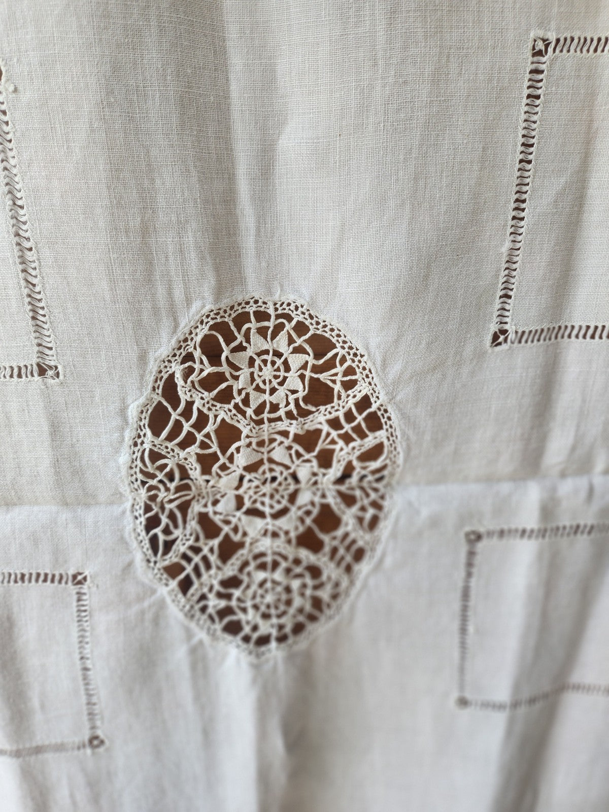 Ancienne nappe surnappe application jour  66 cm sur 88 B8