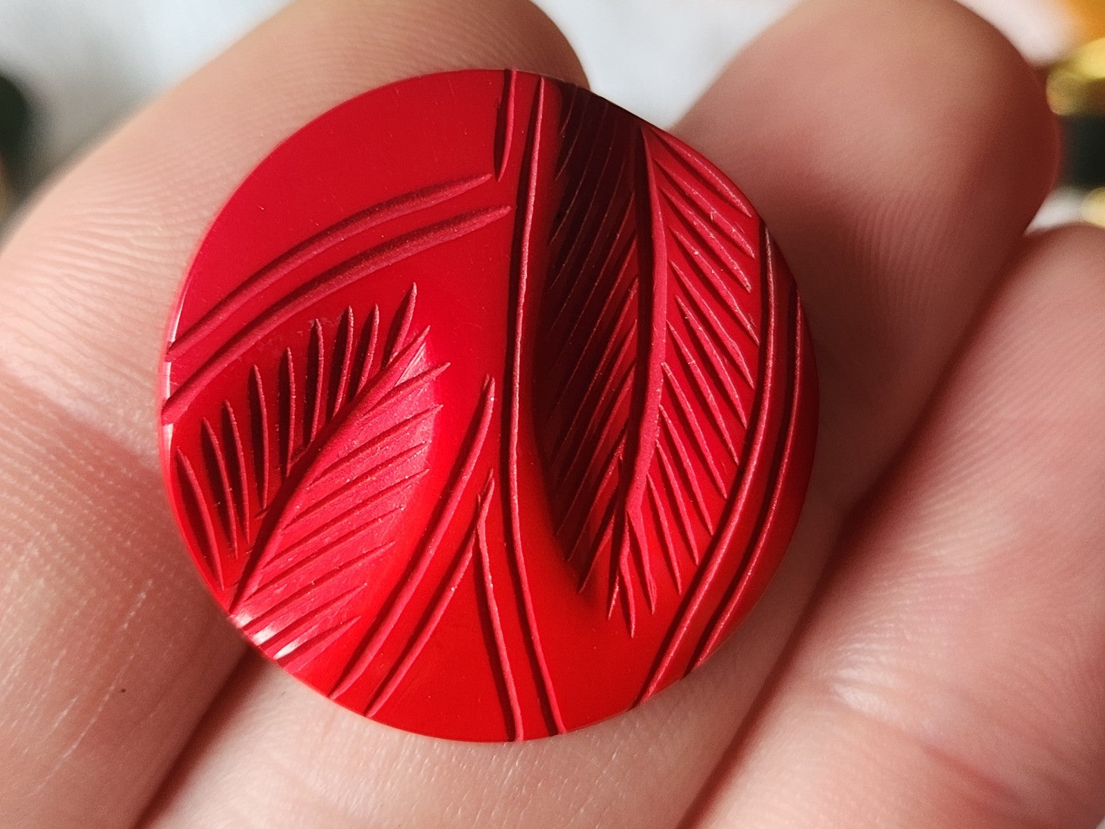 Collection bouton ancien rouge camaieu motif feuillage relief 2,6 cm G12J