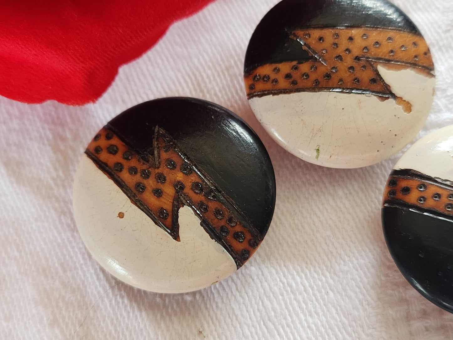 Trio boutons anciens en bois peint collection   à pied 2,6  cm ref 1925