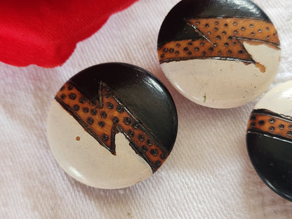 Trio boutons anciens en bois peint collection   à pied 2,6  cm ref 1925