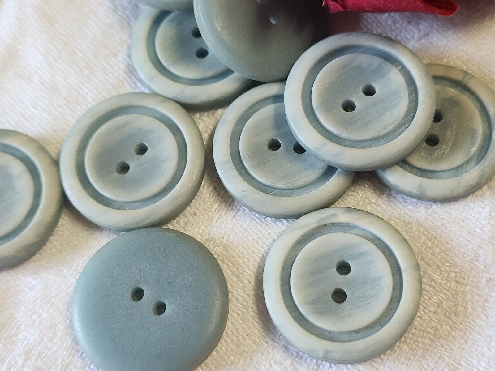 Lot 10  boutons vintage bleu reflet nacré clair trous 2,3 cm ref 0017