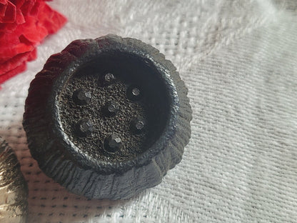 Duo boutons anciens vintage en  résine noir gros épais  2,7 cm D17P