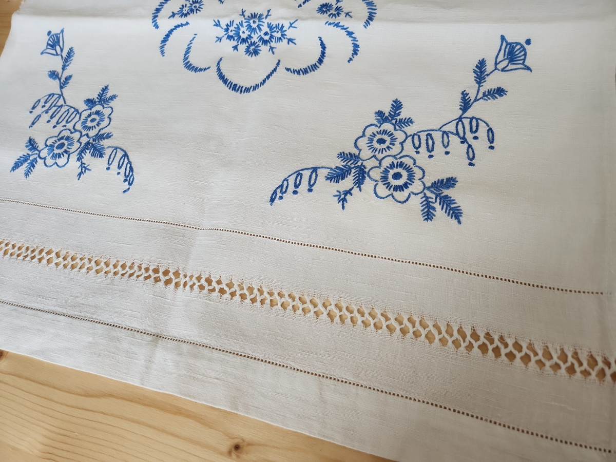 Ancien cache torchon blanc broderie bleu moulin superbe 54 cm sur 120 cm B8
