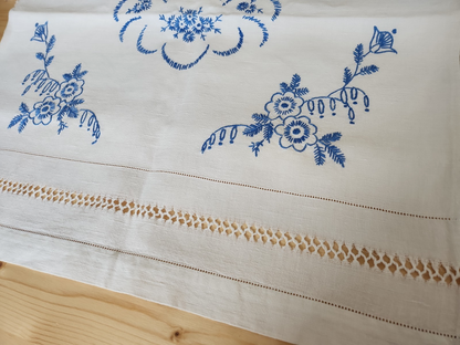Ancien cache torchon blanc broderie bleu moulin superbe 54 cm sur 120 cm B8