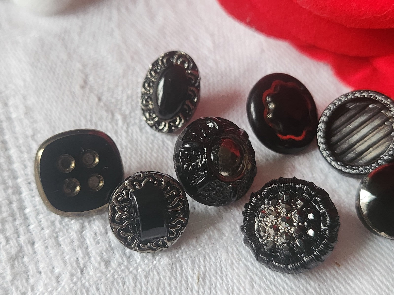 Lot 10 boutons anciens en verre argenté panaché 1,1 à 1,4 cm ref 2147