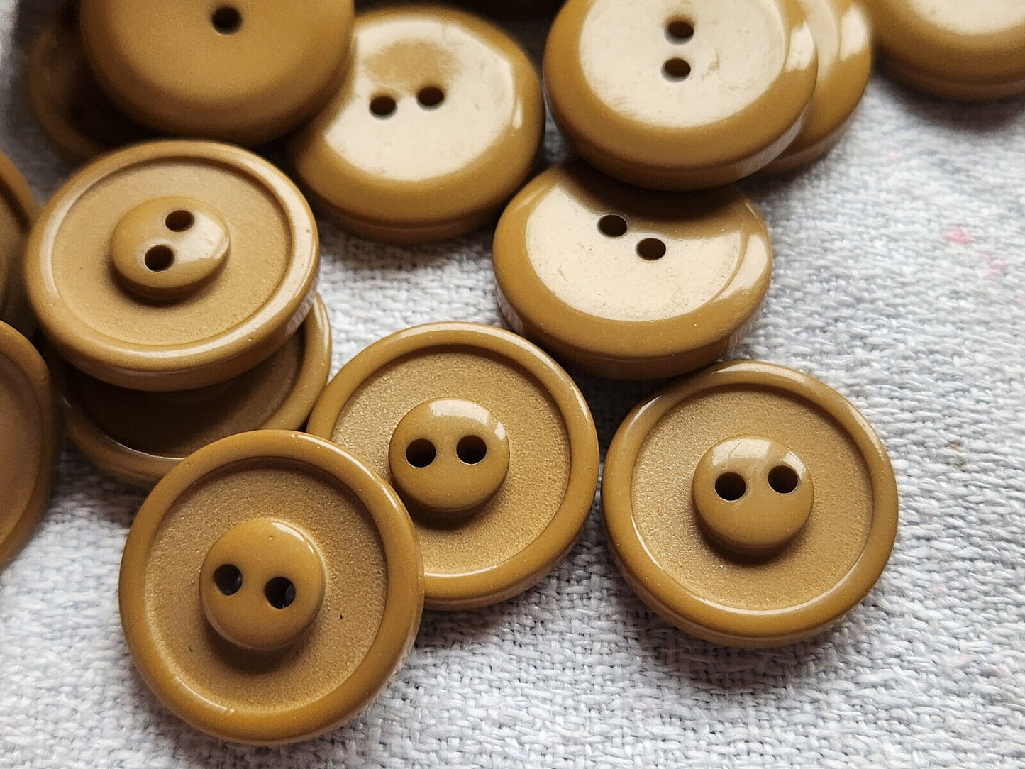 Lot 20 boutons vintage marron clair trous rebord  1,7 cm ref 3378