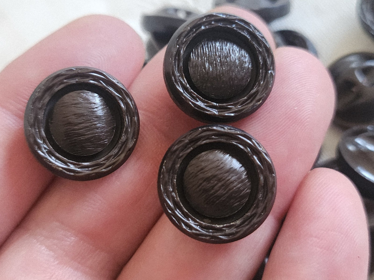 Lot 12 boutons vintage  marron à pied effet texturé lumineux 1,7 cm ref 620