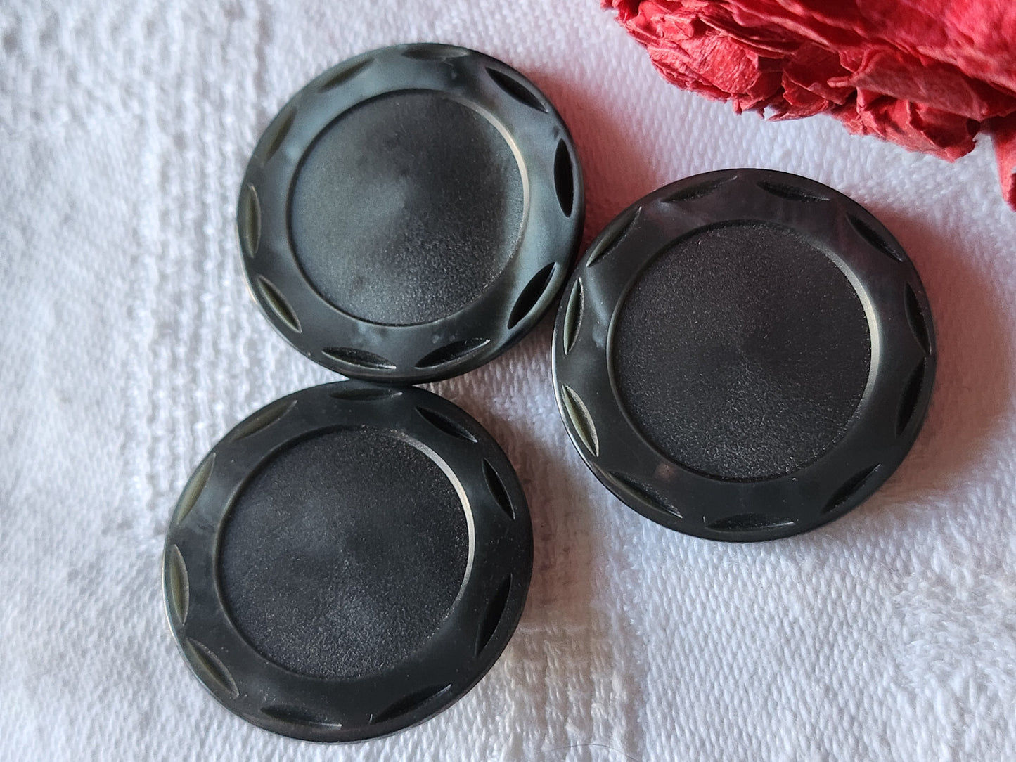 Trio gros boutons vintage gris travaillé  pied 2,7 cm ref 5793