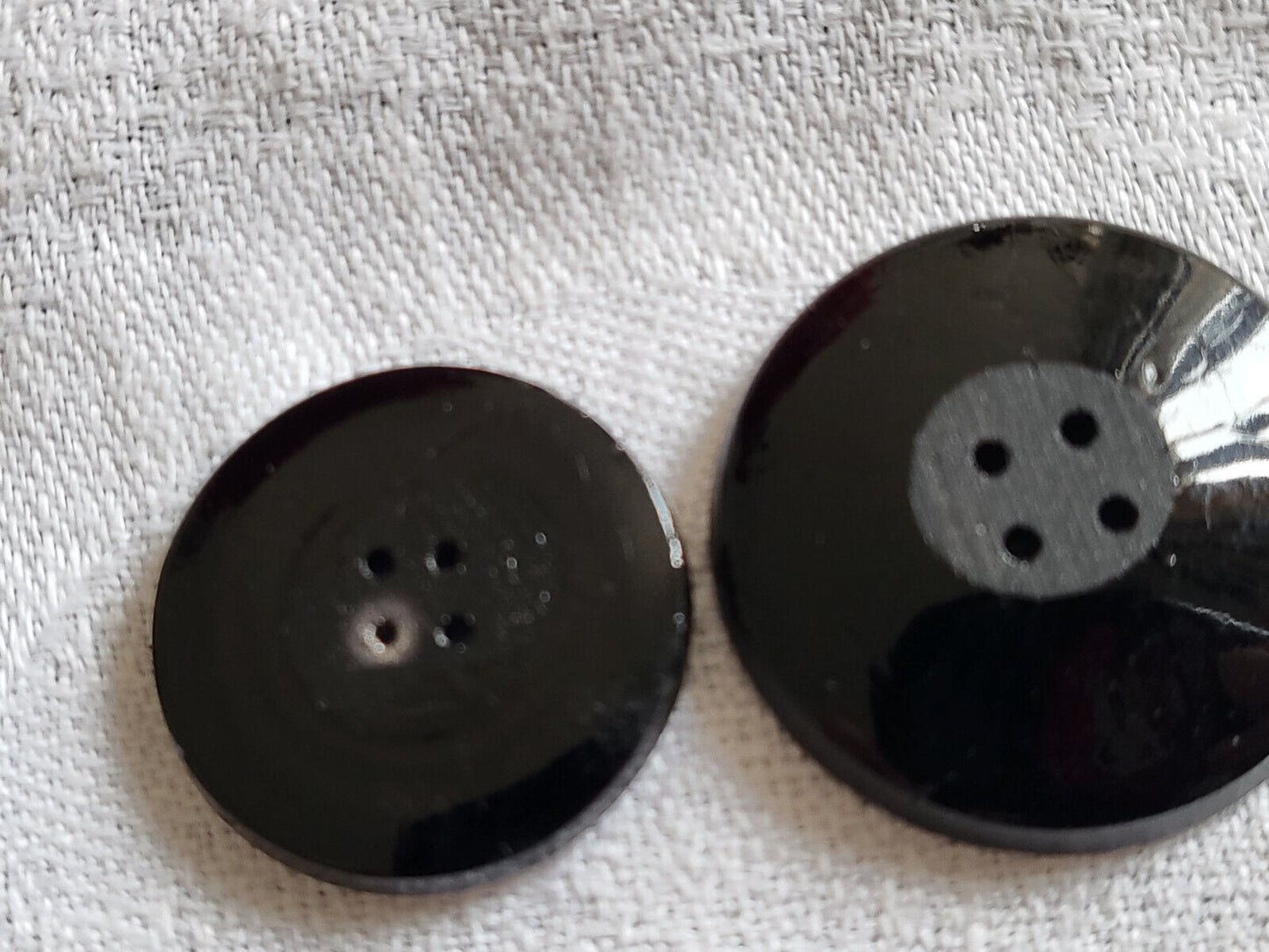 Duo boutons anciens en verre noir et argenté à trous  2,3 et 2,8 cm D17D