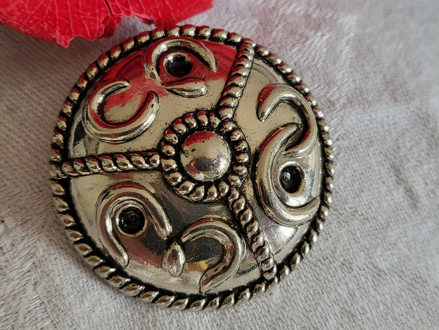 Énorme bouton année 80 à strasser ou tel que  acrylique argenté 3,7 cm D12L