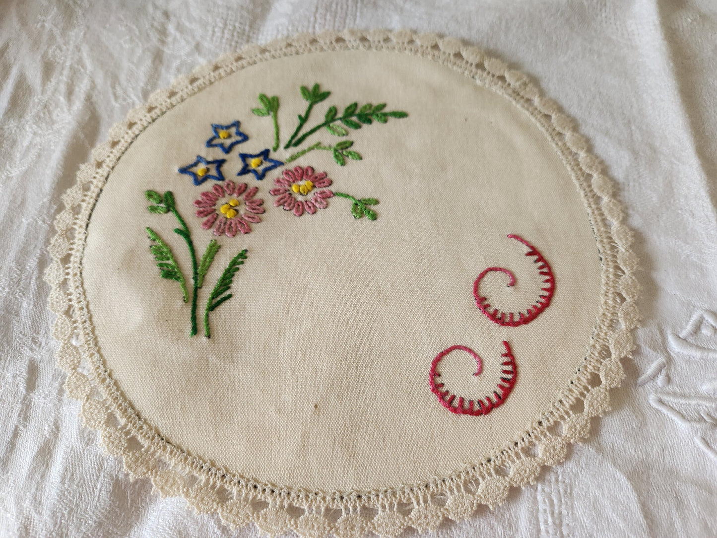 Napperon ancien broderie main jamais utilisé fleur couleur lin 20 cm B6
