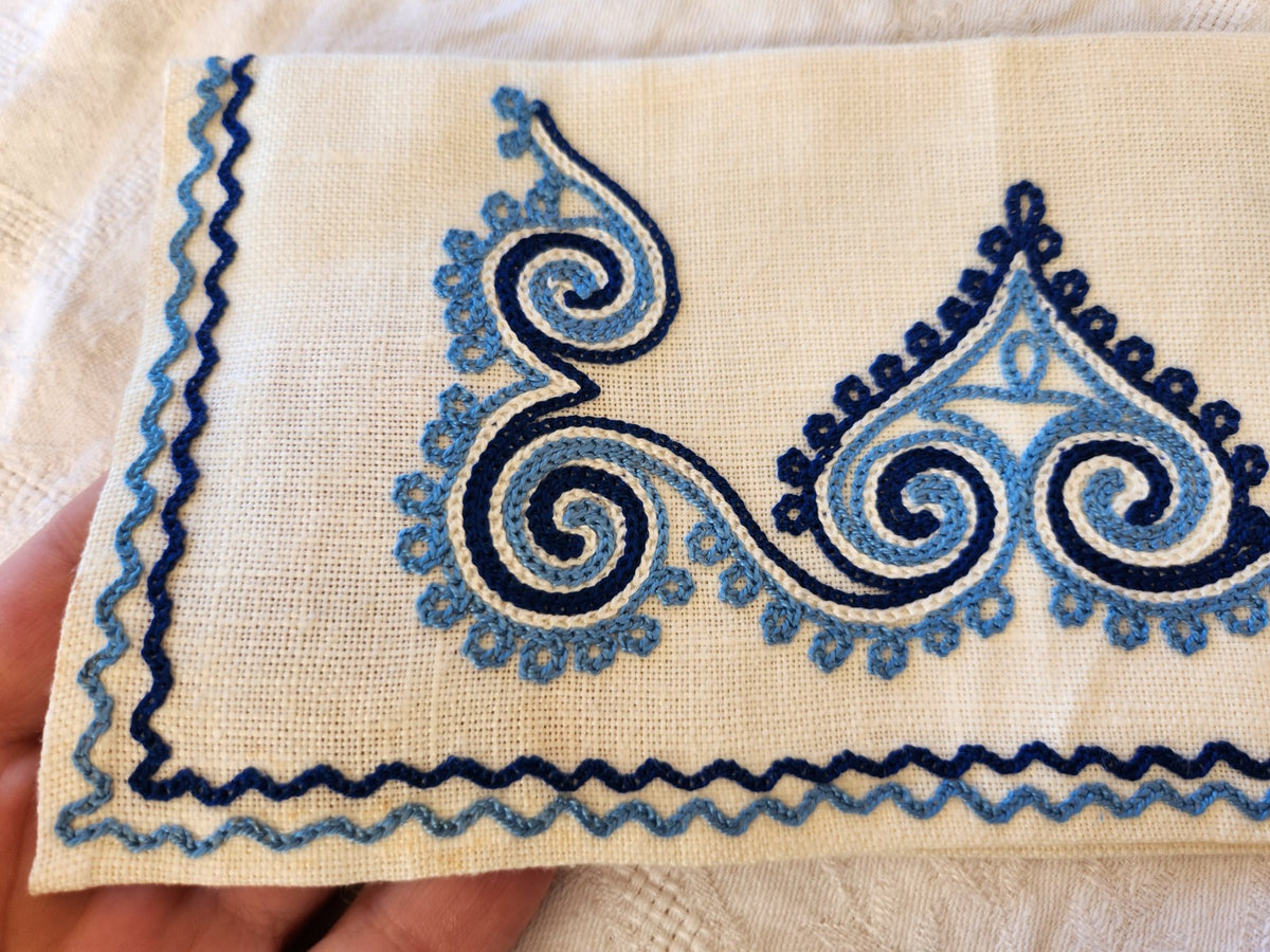 Ancien porte serviette fait main bleu broderie  neuf pochette 12 cm sur 25 cm B8