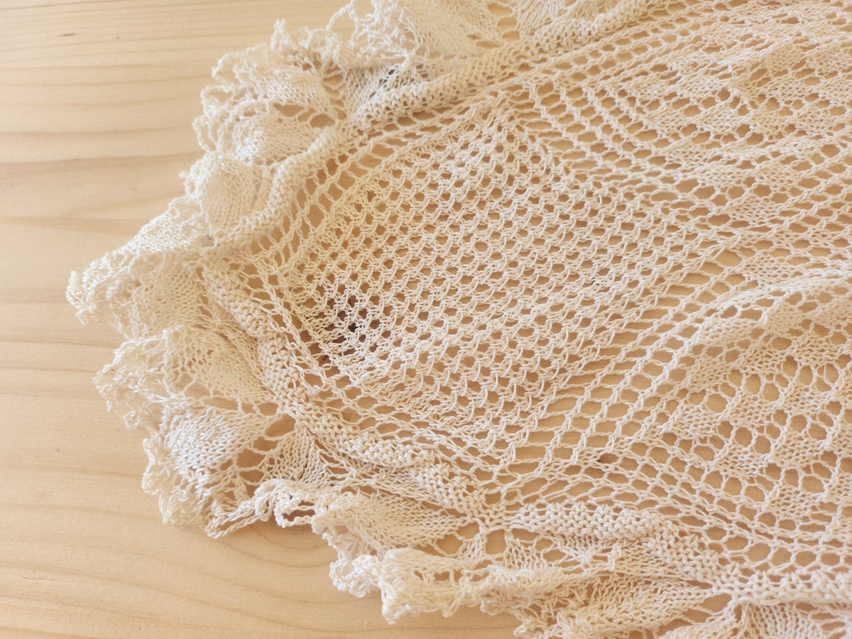 Grand napperon ancien crochet fin beige 38 cm sur 75 cm B7 main