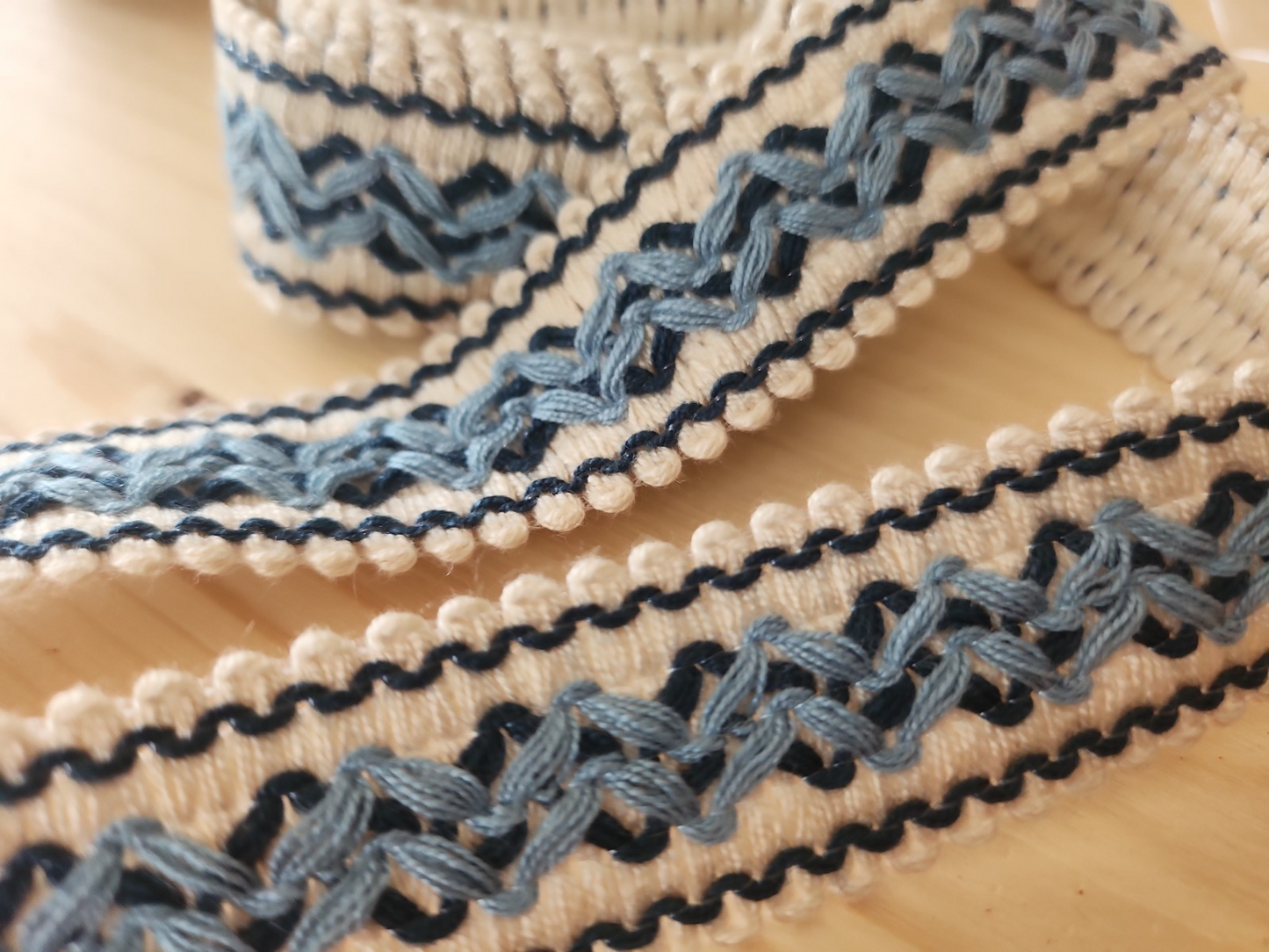 Galon vintage bleu  creme  camaieu épais 1 m 30 sur 2,6 cm T1-10