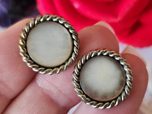 Duo boutons vintage en nacre monture métal 1,8 cm pied G18A