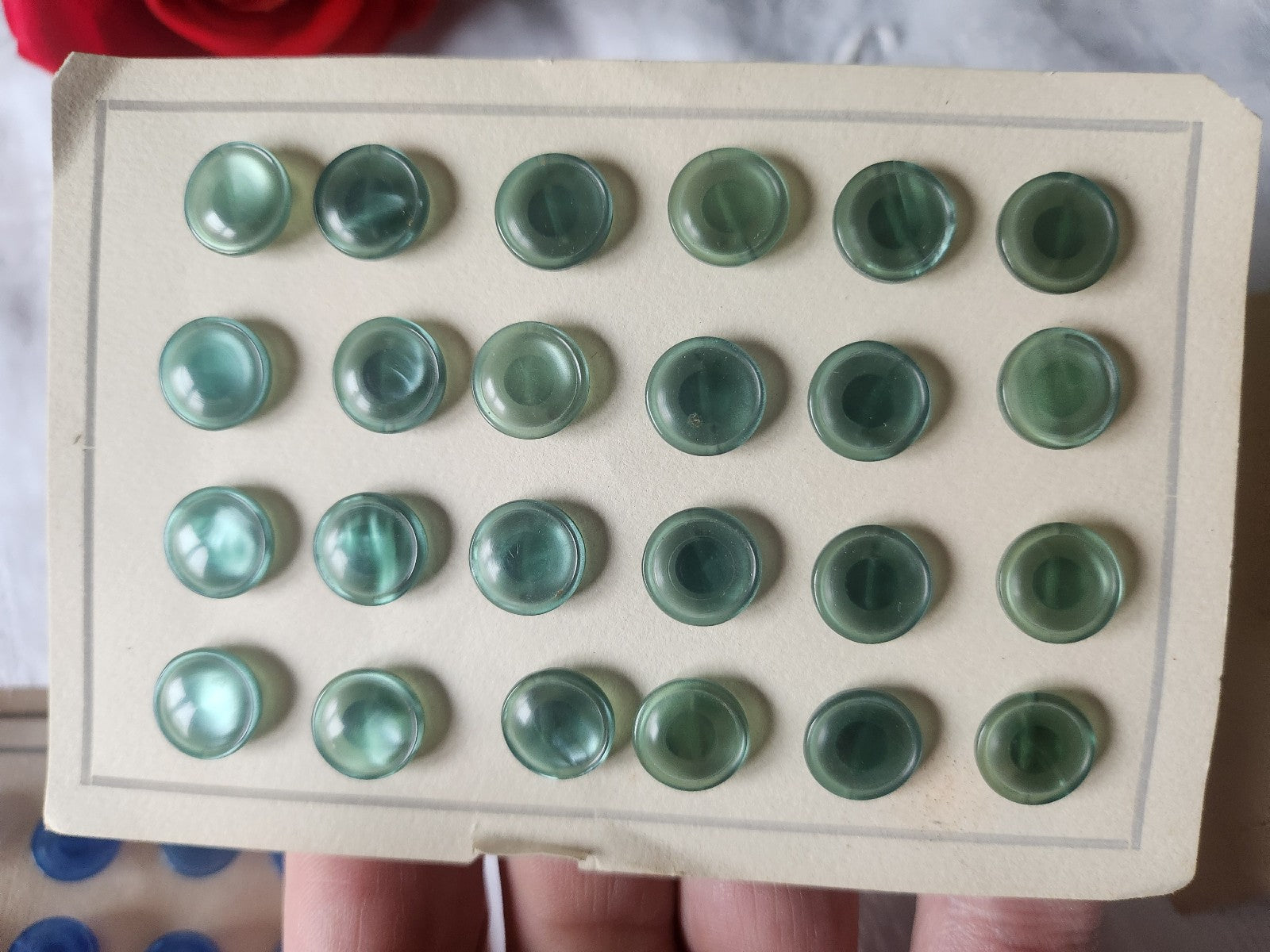 petite plaque de 24 boutons vintage vert pied 1, 1 cm