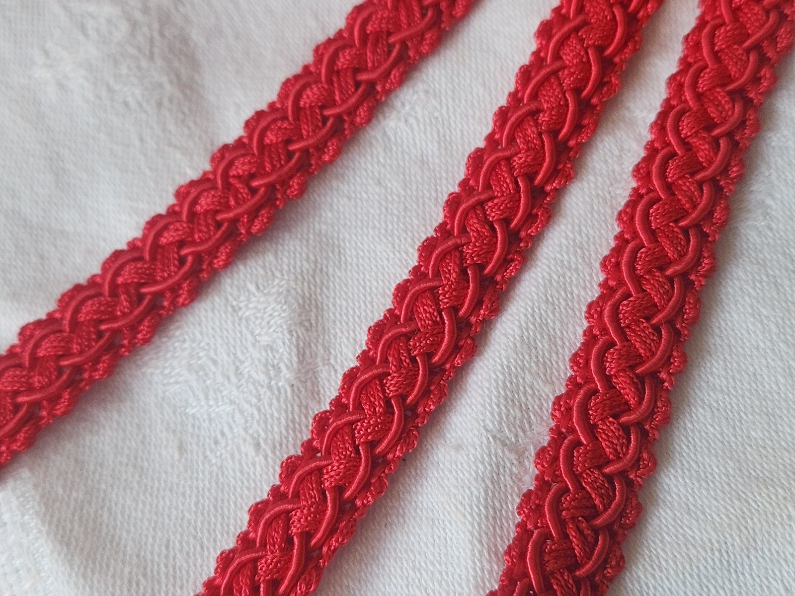 Galon vintage rouge lumineux large 3 métres sur 1 cm A3