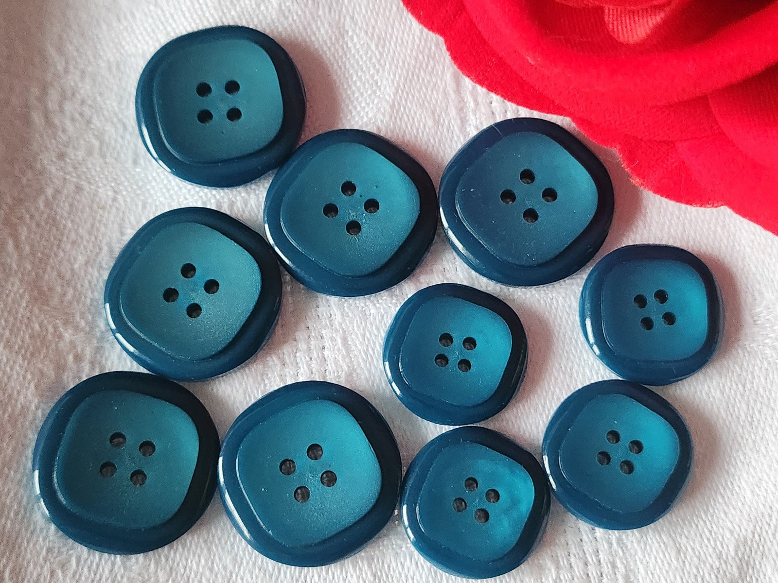 Lot 10 boutons vintage bleu paon 1,7 et 2,1 cm à trous   ref 114