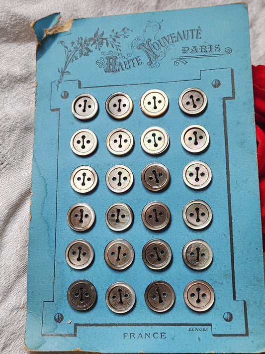 Plaque 24 boutons anciens en nacre gris 1,2 cm année 20/30 N°7