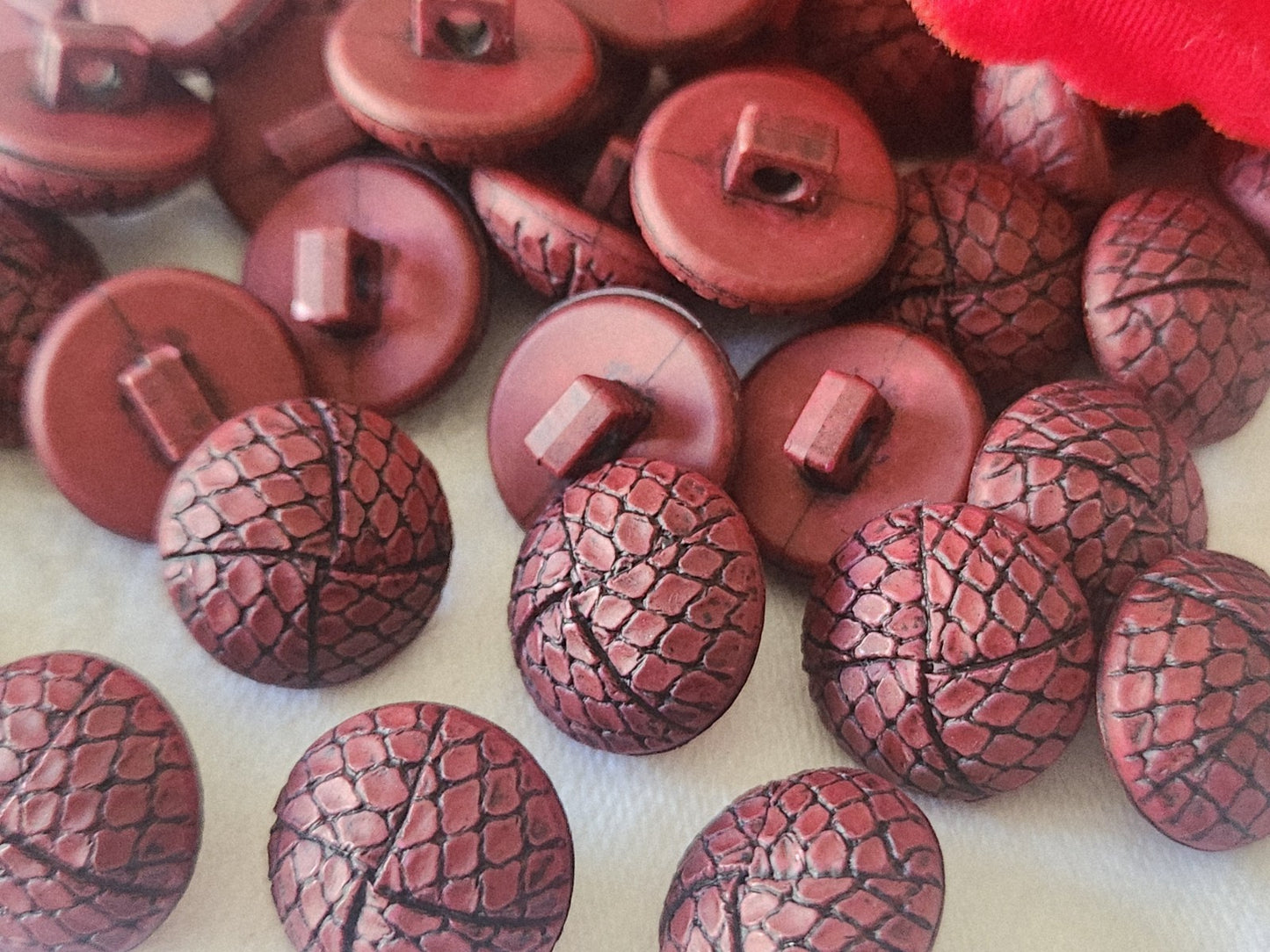 Lot 12 boutons lie de vin effet resille reptile pied rouge  1,4 cm ref 6139 **