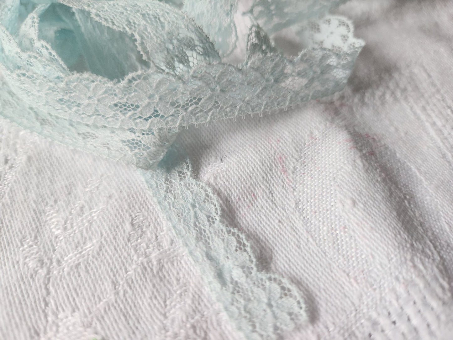 Dentelle vintage bleu ciel synthetique 5 mètres sur 1,1 cm A2