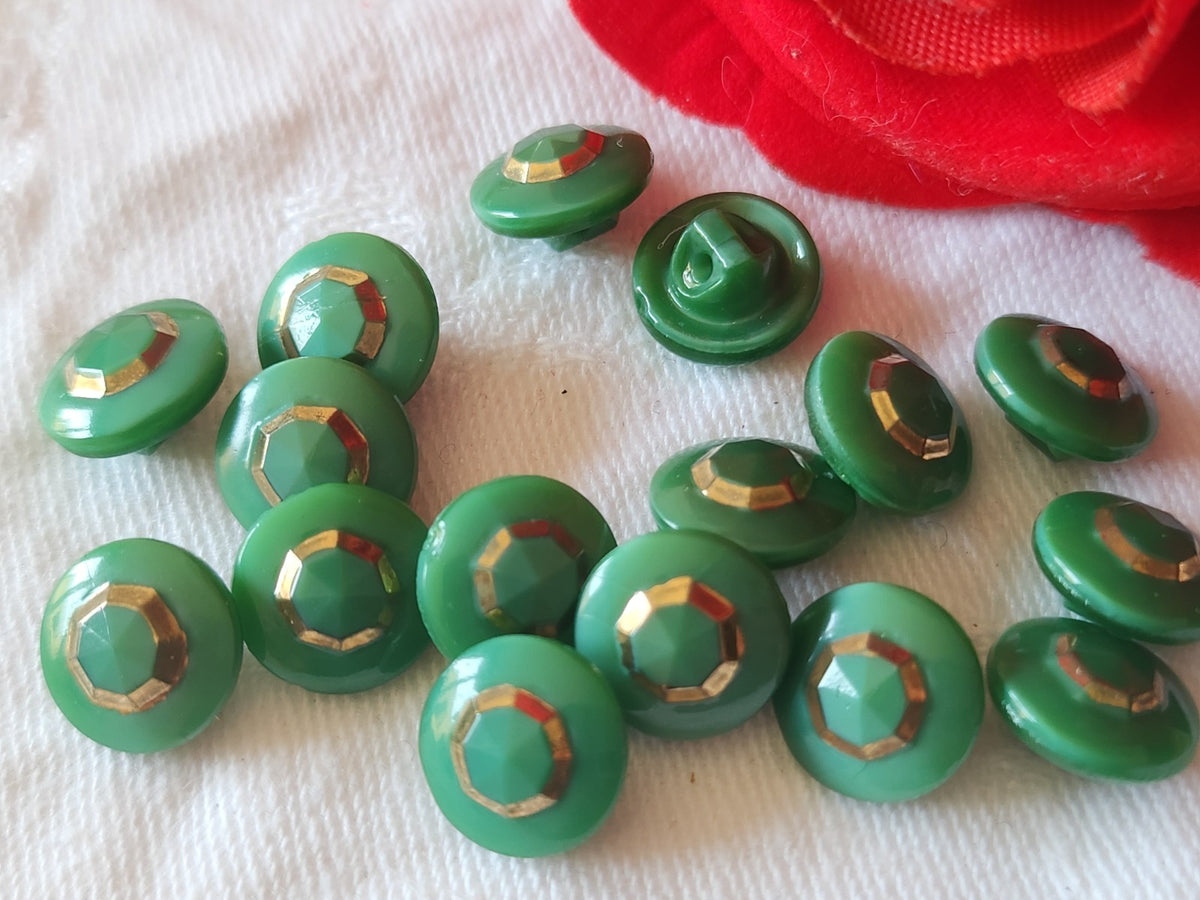 Lot 7 mini boutons vintage en verre doré vert 1 cm ref 6060