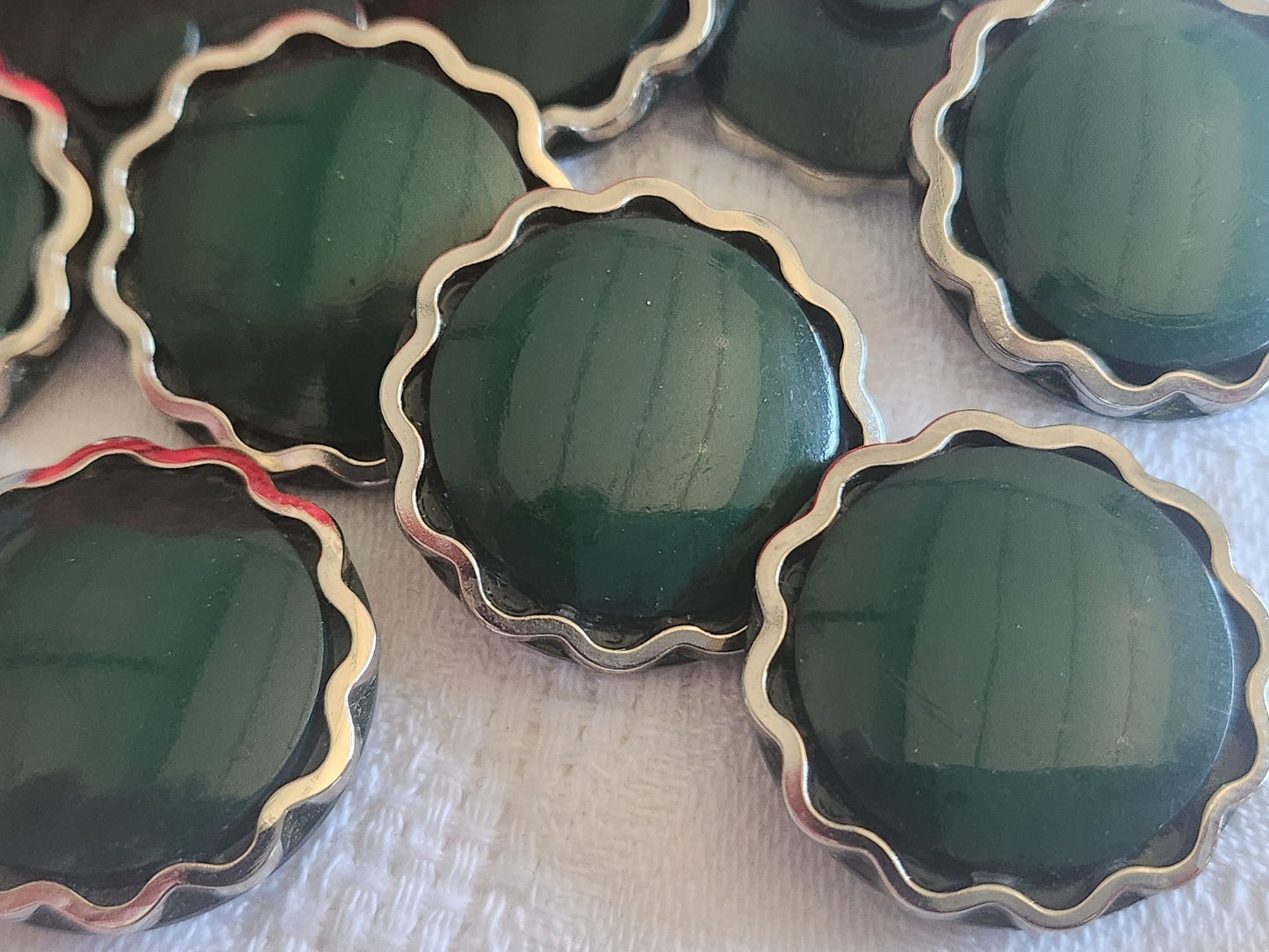 Lot 6  boutons vintage vert pourtour métal 2,5 cm ref 2603