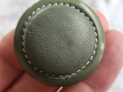 Collection gros bouton coeur cuir vert monture resine 3,7 cm ref 6086