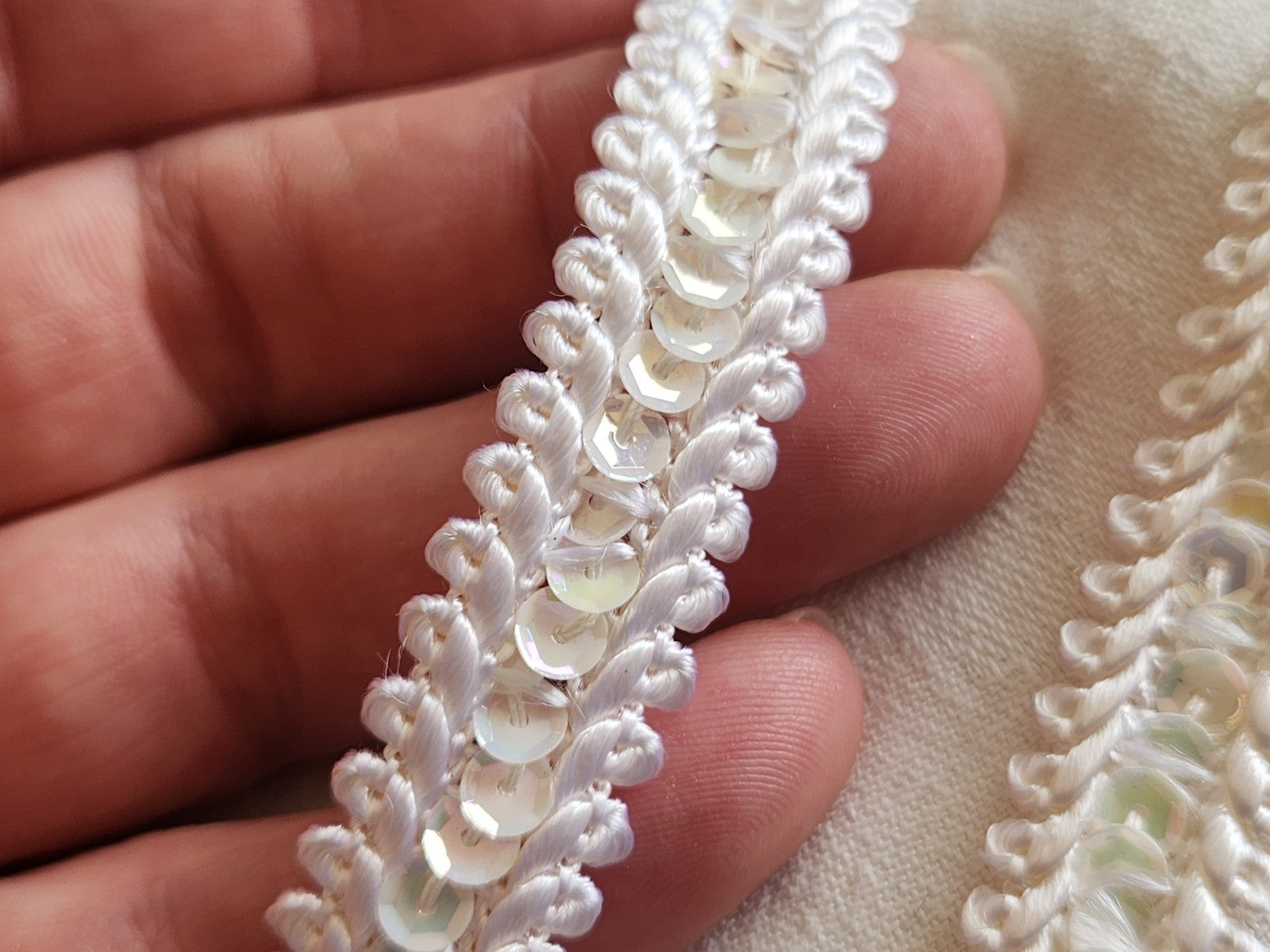 Galon vintage blanc sequin mordoré soyeux 2 mètres  sur 1,6 cm A5