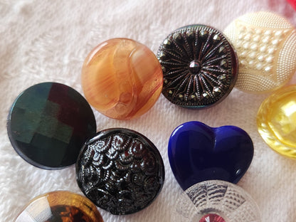 Lot 10 boutons anciens en verre multicolore  panaché 1,3 cm ref 3945