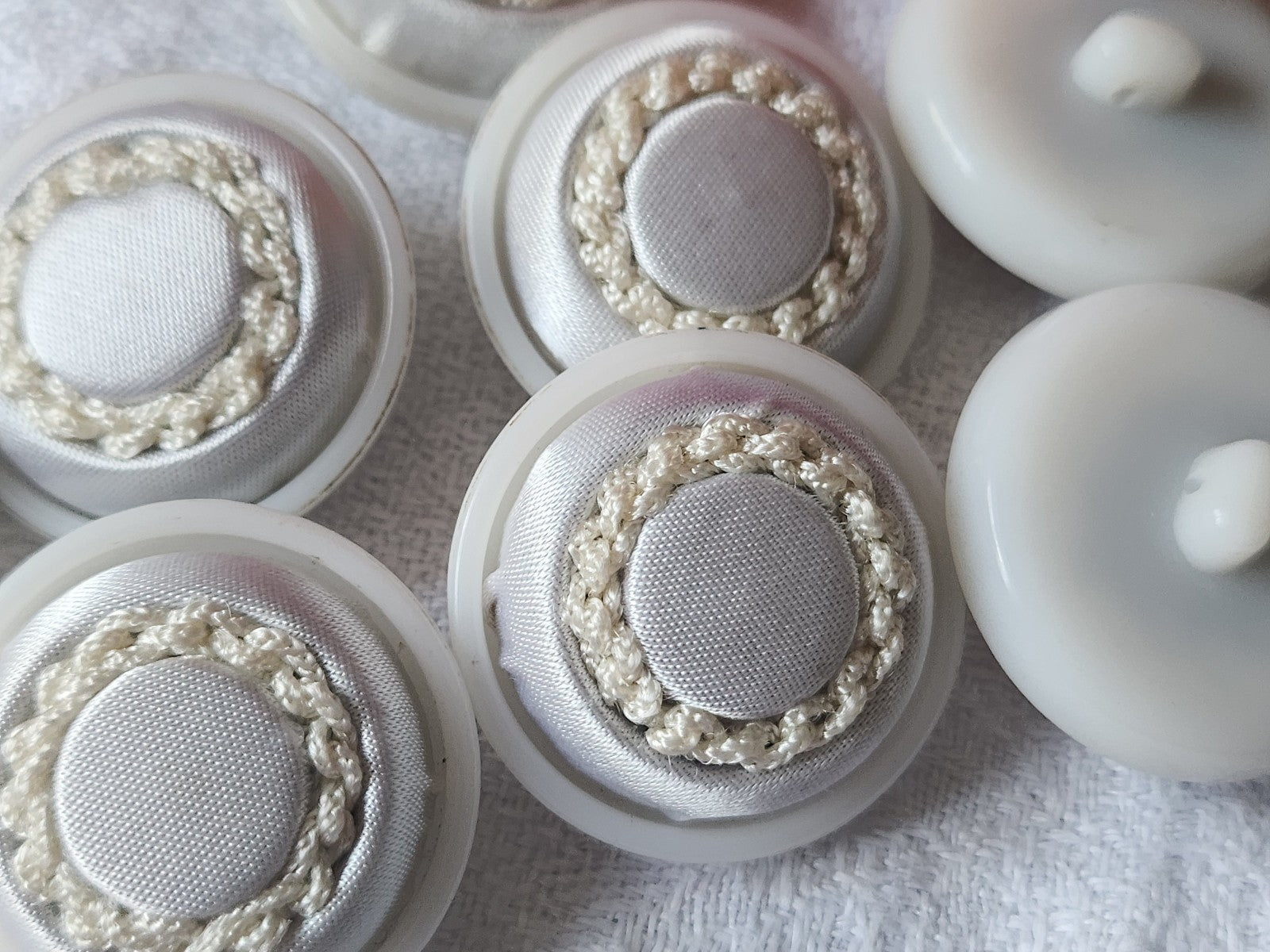 lot 6 boutons anciens vintage passementerie lumineux blanc  2,7 cm  ref 3923 **
