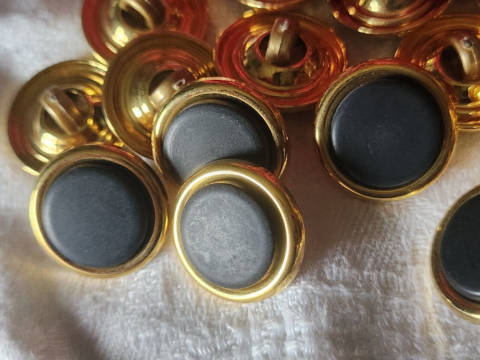 Lot 10 boutons vintage metal doré et coeur bleu/noir mat pied  1,8 cm ref 5351