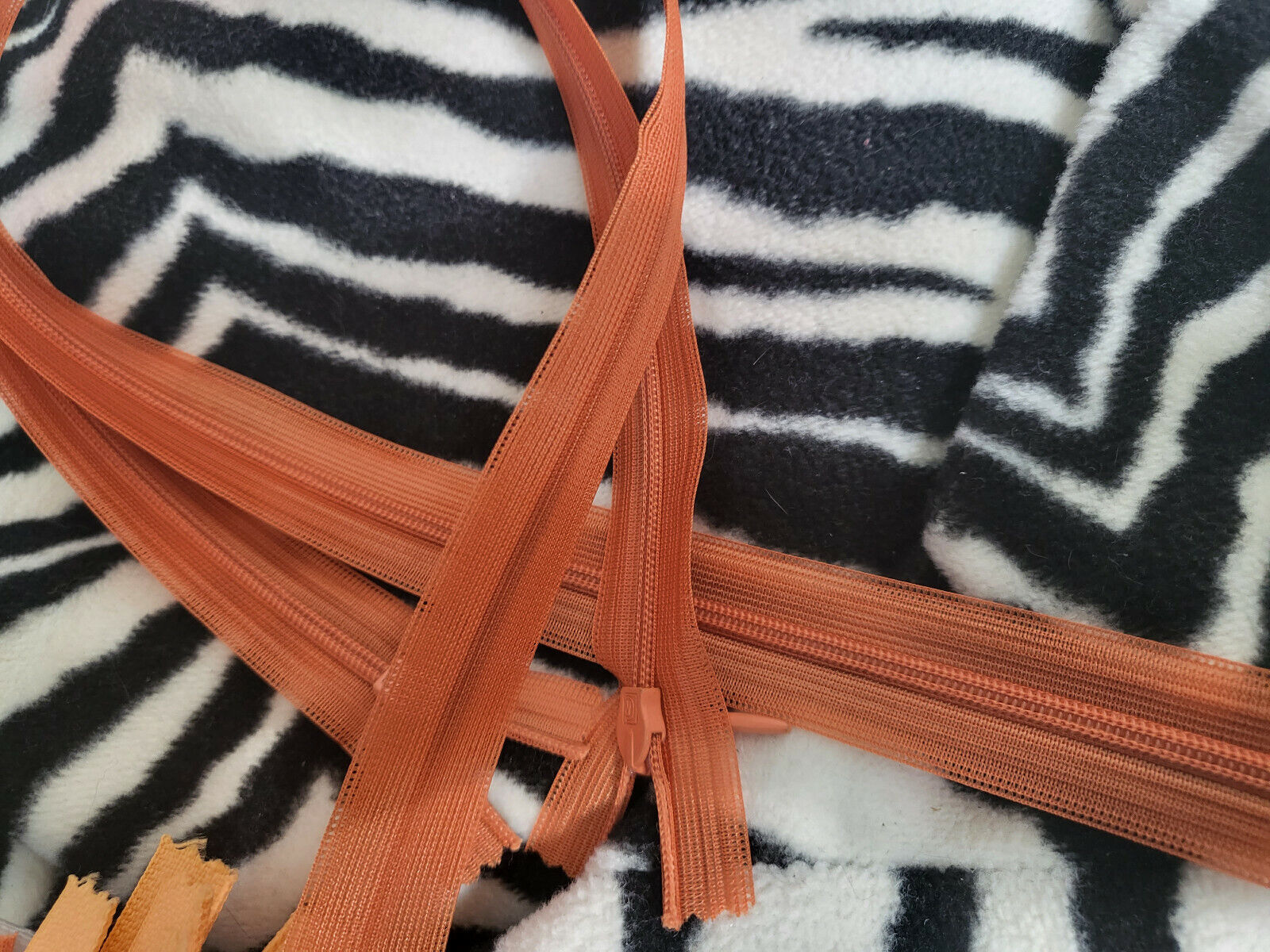 Fermeture éclair 50 cm orange invisible non- séparable   A15 Robe