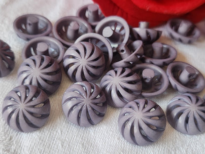 Lot 18 boutons vintage violet mat ajouré spirale pied 1,4 cm ref 1480