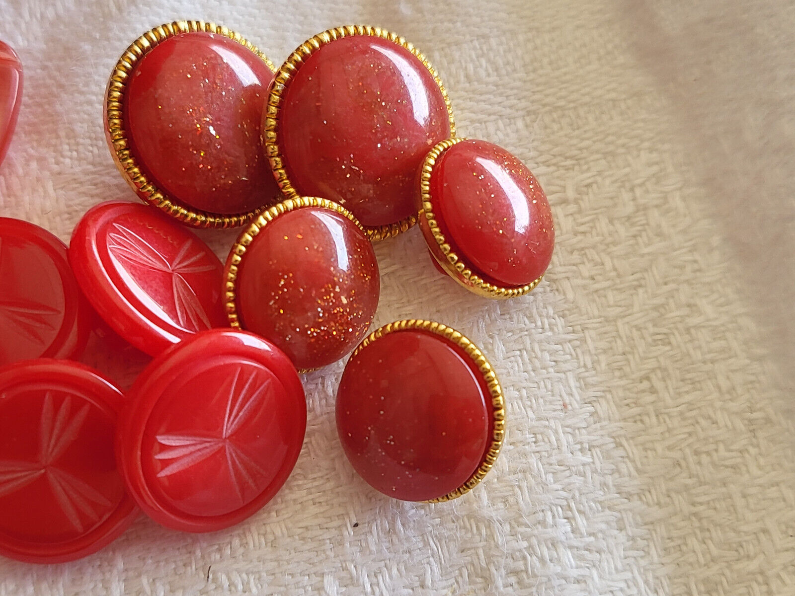 Lot 15 boutons vintage rouge à pied panaché series  1,1 à 1,3 cm ref 3371